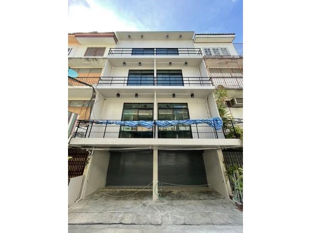 ตึกแถว 2 คูหา 4 ชั้น รีโนเวทใหม่ ย่าน สาธุประดิษฐ์