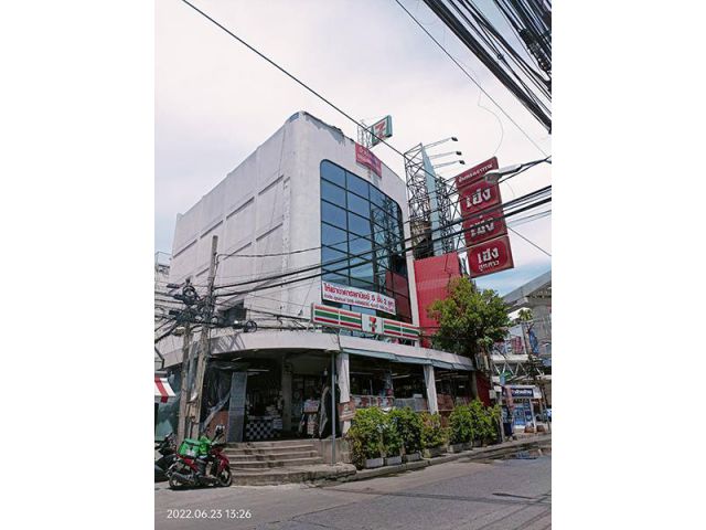 ให้เช่าอาคารพาณิชย์ทำธุรกิจ 4ชั้นครึ่ง ตรงข้ามเดอะมอลล์บางกะปิ ใกล้สถานีรถไฟฟ้า สนใจติดต่อ 087 693 9939