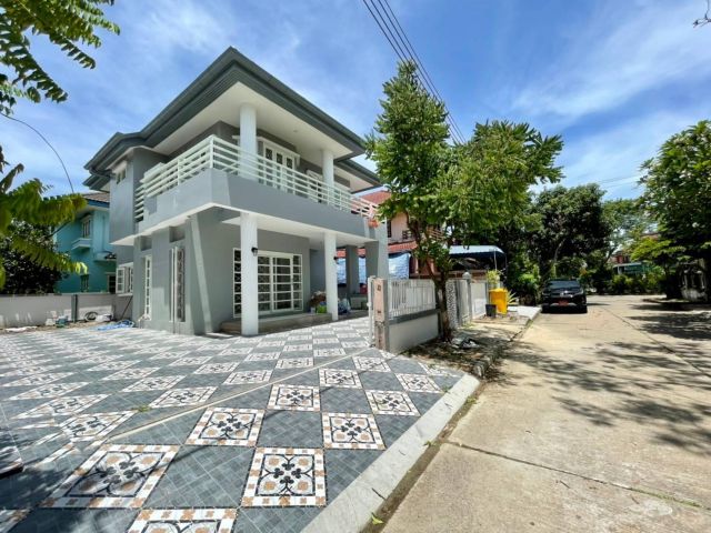 บ้านเดี่ยว 2 ชั้นกำลังรีโนเวทใหม่ทำเลดีหลังที่ 2 จากปากซอย #หมู่บ้านฟลอร่าวิลล์ สุวินทวงศ์ 38 มีระเบียงรอบบ้าน