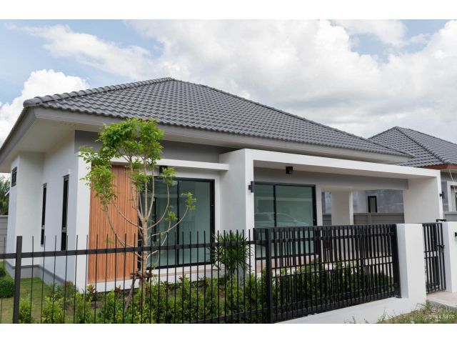 ขาย บ้านใหม่ เนื้อที่ 100 ตรว. 3 ห้องนอน 2 ห้องน้ำ 4 ที่จอดรถ ใกล้สนามบินสุวรรณภูมิ เข้ามอเตอร์เวย์ได้ สถานีรถไฟฟ้าแอร์พ