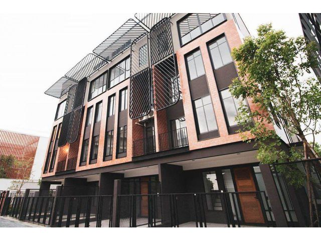 ขายคลัสเตอร์ทาวน์โฮม 3.5 ชั้น ดีไซน์ใหม่ โครงการ Britloft ลาดพร้าว 71 ตำแหน่งมุม  ยังไม่ได้อยู่ พท 25 ตร.วา ใช้สอย 237 ต