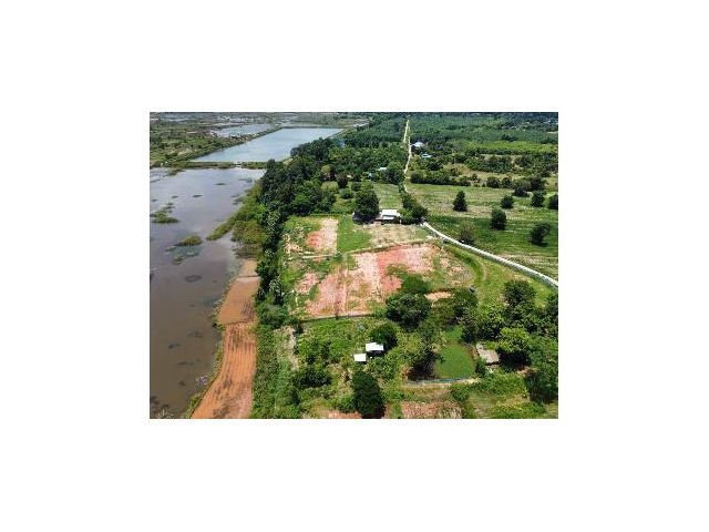 บ้านพักตากอากาศพร้อมที่ดินริมน้ำ