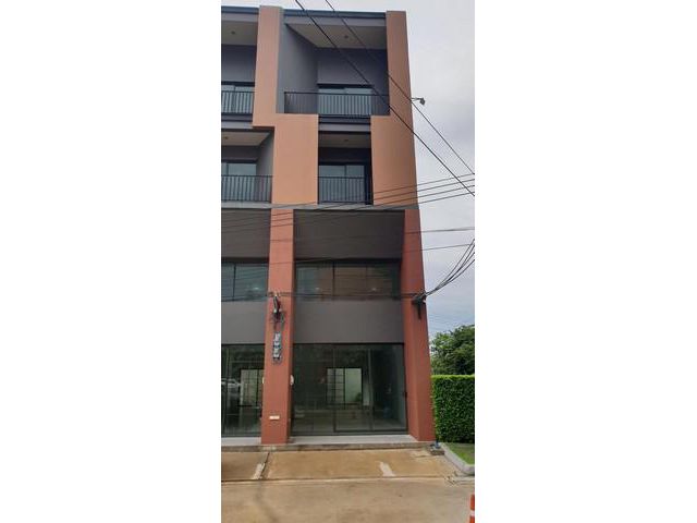 ขายอาคารเชิงพาณิชย์ 3 ชั้นครึ่ง เพชรเกษม 81