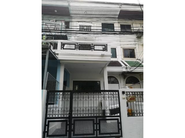 ขายทาวน์โฮม3ชั้น ถนนรัชดาภิเษกซอย3