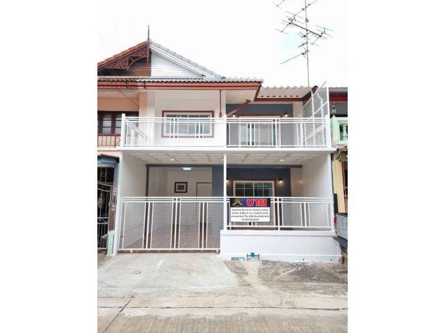 ทาวน์เฮ้าส์ 2 ชั้น#หมู่บ้านพฤกษา3 ตกแต่งใหม่พร้อมอยู่ ด้านหน้ามีระเบียงกว้างปูกระเบื้อง ทำเลบางบัวทอง เดินทางง่าย