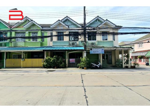 ทาวน์เฮาส์ หมู่บ้าน สิรภัทร 1 เนื้อที่ 18 ตรว. ถนนรัตนาธิเบศร์ อ.เมืองนนทบุรี จ.นนทบุรี