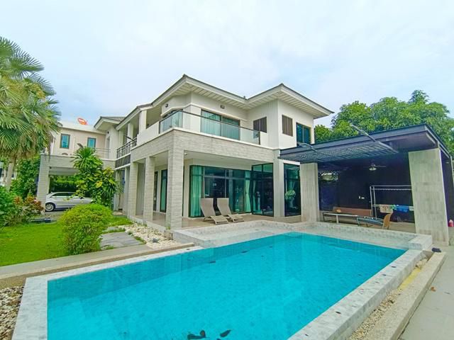 คฤหาสน์หรู Lake Pool Villa ม.กรุงเทพ รังสิต