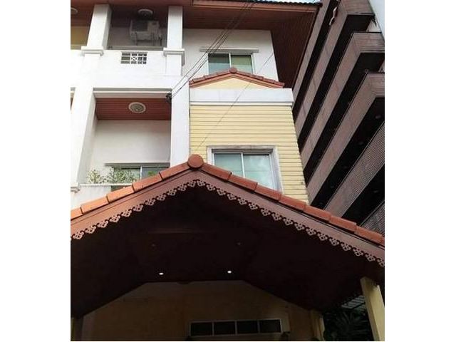 ให้เช่าทาวน์โฮม4 ชั้น หลังมุม ปริญลักษณ์ นวมินทร์