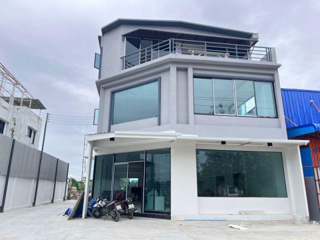 ให้เช่า อาคารสำนักงาน ตึก 3 ชั้น สร้างใหม่  ทำเลดี ย่านคลอง4 ลาดสวาย ลำลูกกา ปทุมธานี