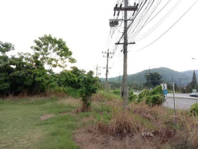 เสนอขายที่ดินเปล่า เหมาะสำหรับทำกิจการค้าขายต่างๆ ติดถนนสุขุมวิท  ทำเลดีมาก เนื้อที่ 1 ไร่กว่าๆ  อำเภอขลุง จันทบุรี