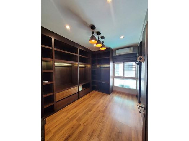 ให้เช่าทาวน์โฮม 4 ชั้น บ้านกลางกรุง สาทร-นราธิวาส