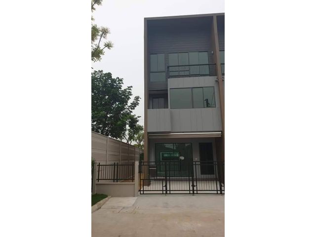 BS446-1 ขาย ทาวน์โฮม 3ชั้น โครงการบ้านกลางเมือง
