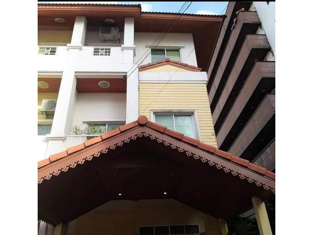 ให้เช่า ทาวน์โฮม 4 ชั้น หมู่บ้านปริญลักษณ์
