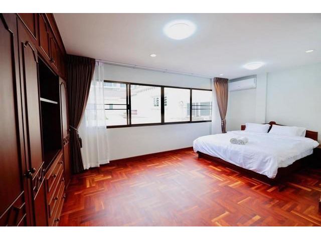 ให้เช่าทาวน์โฮม 3ชั้น เนื้อที่300 ตร.ม.4 ห้องนอน 4 ห้องน้ำ ถนนสุขุมวิท38 ใกล้BTS ทองหล่อ ตกแต่งสวยพร้อมอยู่ เฟอร์นิเจอร์