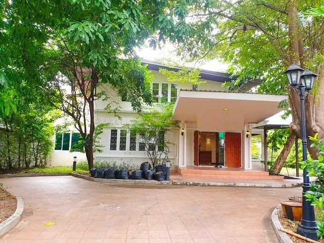 ซ.สุขุมวิท 65 ร้านอาหาร กาแฟ  เมเจอร์ เอกมัย
