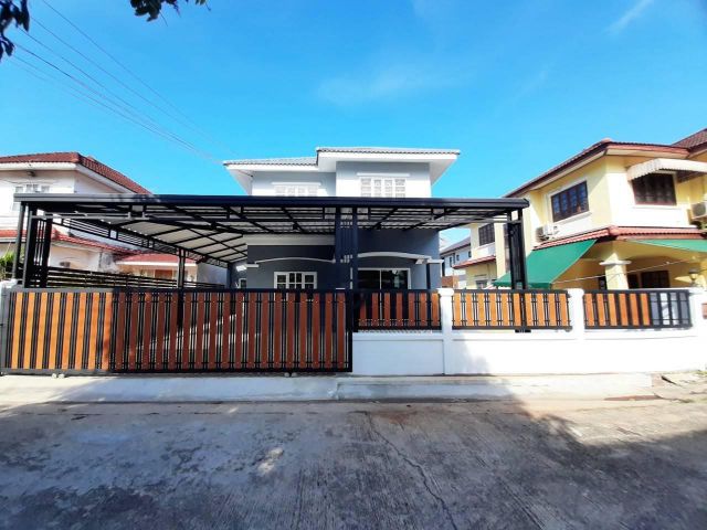 บ้านเดี่ยว 2 ชั้น #หมู่บ้านเคซีการ์เด้นโฮม8 ต่อหลังคาโรงรถปูกระเบื้องยาวไปถึงด้านข้าง ในหมู่บ้านมี 7-11 ถึง 3 สาขา