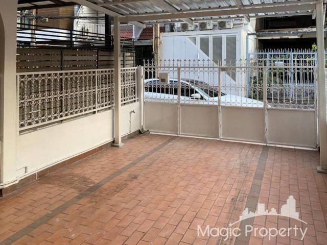 ให้เช่าทาวน์เฮ้าส์ 2 ห้องนอน ใน ซอยสุขุมวิท 16, แขวงคลองเตย เขตคลองเตย กทม.