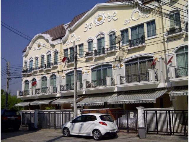 ให้เช่าทาวน์โฮม 3 ชั้น บ้านกลางเมือง  ศรีนครินทร์