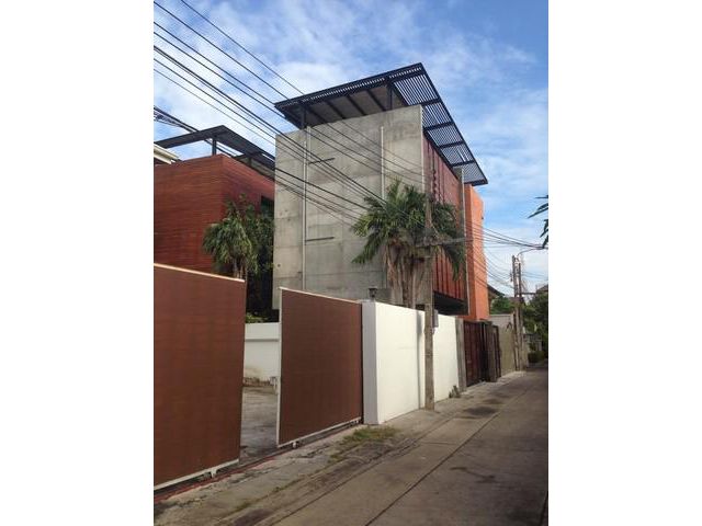 ขายบ้านเดี่ยว modern 3 ชั้น  พหลโยธิน 8 ( ซอยสายลม 2 ) บ้านหันไปทางทิศตะวันออก
