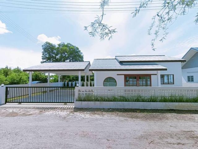 ขายบ้านหางดง จ.เชียงใหม่ สไตล์มูจิ ใกล้โรงเรียนนานาชาติเกรซ เนื้อที่ 66 ตร.ว. ติดถนนสองด้าน แปลงมุม