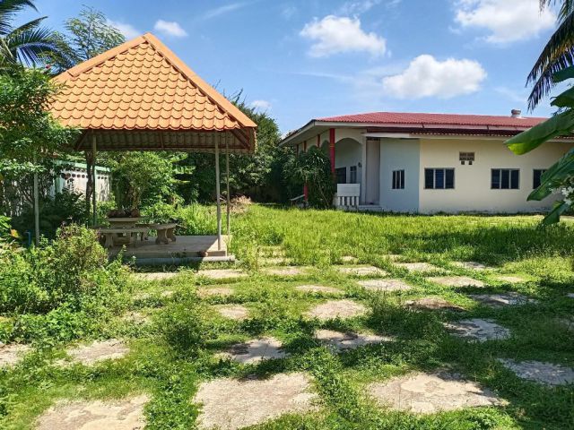 ที่ดินพร้อมสิ่งปลูกสร้าง