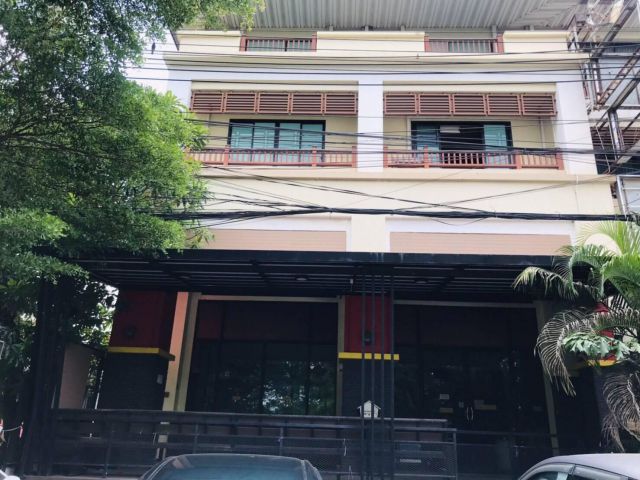 ขายตึก 3 ชั้น ติดถนนกรุงเทพกรีฑา