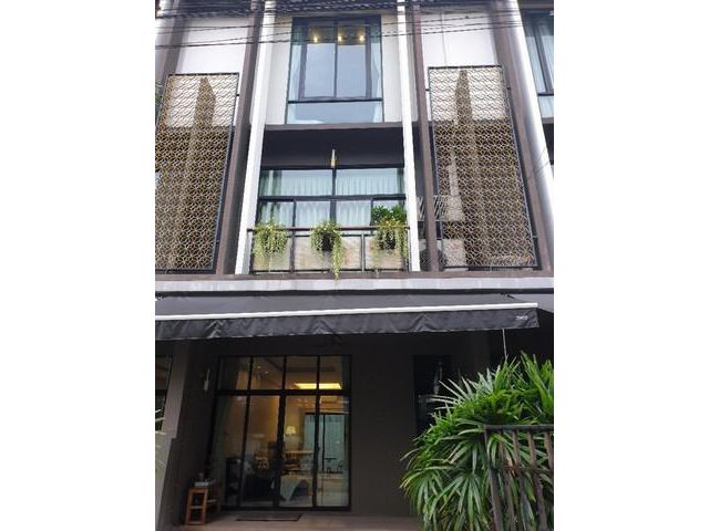 ให้เช่าทาวน์โฮม 3ชั้น Frola วงศ์สว่าง