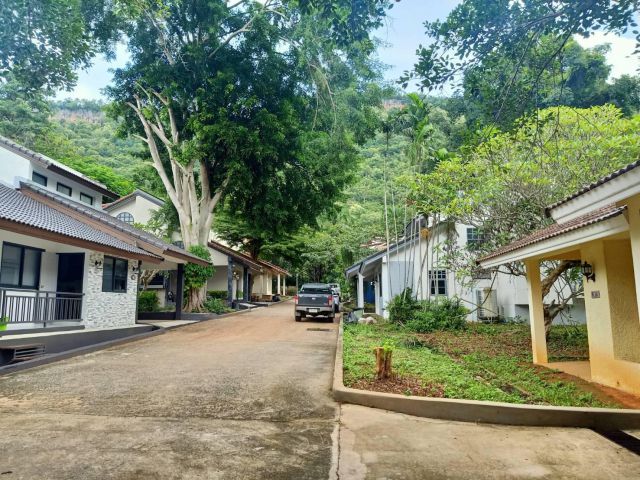 ขายถูกบ้านพร้อมที่ดินเขาใหญ่ ในโครงการกรีนเนอรรี่ Greenery khaoyai ติดถนนธนรัชต์ 118ตร.ว มีเพื่อนบ้านไม่เปลี่ยว ทำเลดีมา