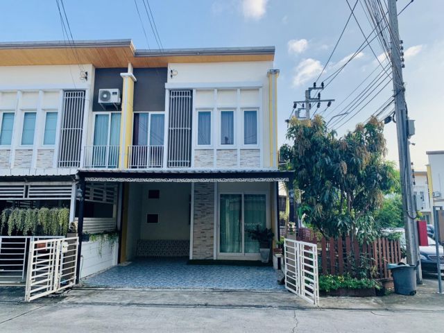 ขายหรือให้เช่าด่วน ทาวน์โฮม 2 ชั้น มบ.โกลเด้นทาวน์ วัชรพล-สุขาภิบาล 5 หลังมุม พื้นที่เยอะ
