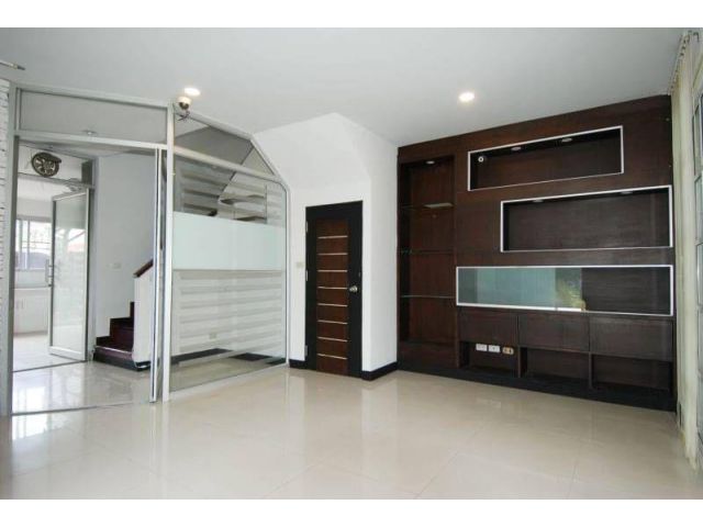 ทาวน์โฮม 3 ชั้นหลังมุม หมู่บ้านชาลิสา ซอยลาดพร้าว