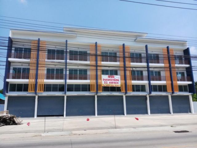 อาคารพาณิชย์ 3.5 ชั้น ติดถนนใหญ่