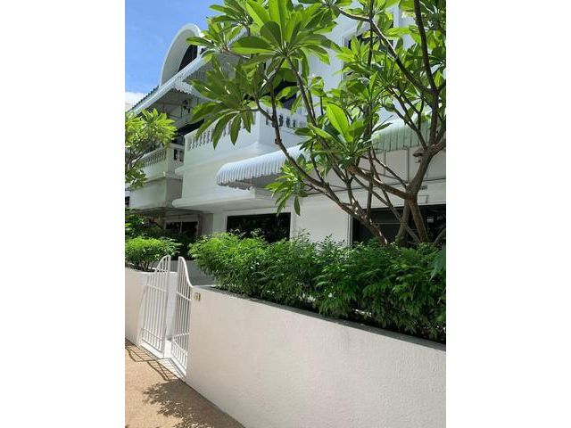 HR1371 ให้เช่าทาวน์โฮม 2 ชั้น ซอยสุขุมวิท 31 มี 3 ห้องนอน 3 ห้องน้ำ