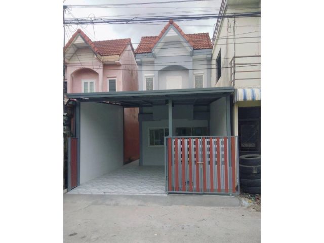 ทาวน์เฮ้าส์ 2 ชั้น #หมู่บ้านอมรทรัพย์ อยู่ถนนเมนค้าขายได้ รีโนเวทพร้อมเข้าอยู่ มีวินรถตู้  2 สาย วินมอเตอร์ไซต์ผ่าน