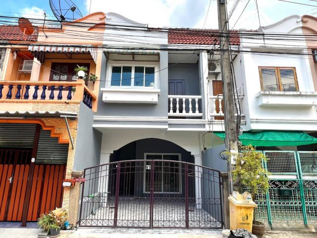 ทาวน์เฮ้าส์  2  ชั้น #หมู่บ้านณัฐกานต์3-5 ตกแต่งใหม่ อยู่บนถนนเทพรักษ์ ใกล้รถไฟฟ้าสายสีเขียวเข้ม สถานีสะพานใหม่