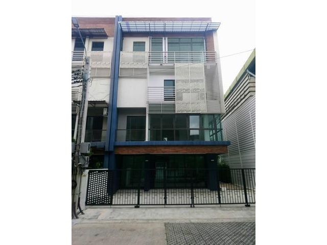 ให้เช่าโฮมออฟฟิศ 4 ชั้น DISTRICT เอกมัย-รามอินทรา