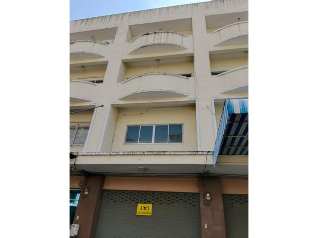 อาคารพาณิชย์ 5 ชั้นอยู่ที่ถนนบางนา- ตราด กม.ที่ 6