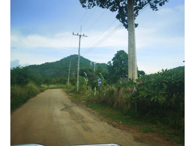 ขายที่ดิน 227 วา ห่างถนนธนะรัชต์ 4 กม. ห่างทางขึ้นลงมอเตอร์เวย์ แม็คโคร วิวภูเขาใกล้ล้อมรอบราคาขายวาละ 1 หมื่นบาท