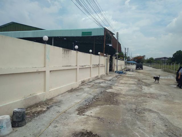 PK384ขายที่ดินพร้อมบ้านพร้อมโกดังบางพลี 1ไร่กว้าง40×40มีบ้านสองชั้นมีห้องนอน8ห้องมีรั้วล้อมรอบมีโคลงหลังคาอย่างดีแน่นหนา