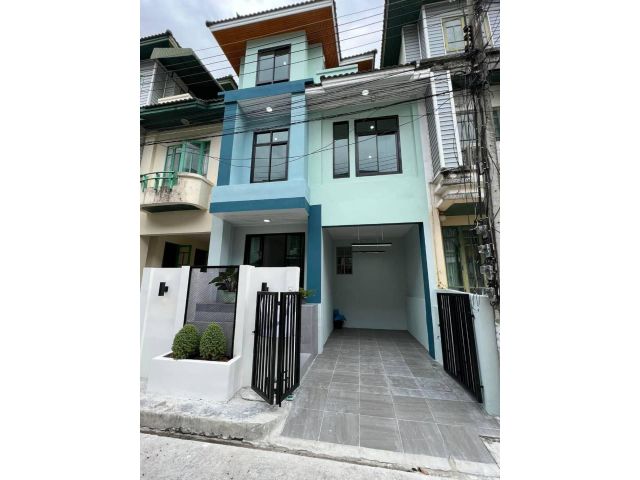 ทาวน์เฮ้าส์ 3 ชั้น #หมู่บ้านชมฟ้า-วรางกูล อยู่บนถนนสายหลัก ถนนรังสิต-นครนายก ในหมู่บ้านมีโรงเรียนอนุบาลวรางกูล