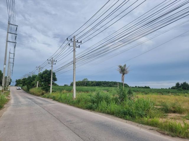 ขายที่ดินศรีราชา 30.5 ไร่ ติดถนนคอนกรีต 2 ด้าน ติดลำห้วย ใกล้ถ.เส้นสัตหีบ-พนมสารคาม(331) -เพียง 650 เมตร จ.ชลบุรี