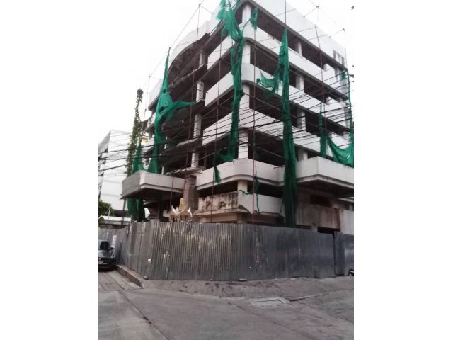 Land for sale with buildings closed road in the soi suitable apartment or hotel Thonglo