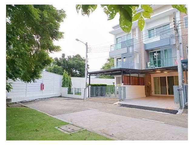ทาวน์เฮาส์ 3 ชั้น ย่าน โยธินพัฒนา 11  ลาดพร้าว