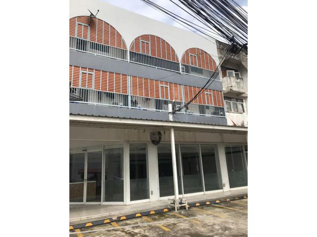 ชั้นล่าง 3คูหาMRT โชคชัย 4  43ตรว.170ตรม.