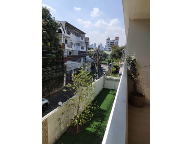 คอนโดหรูให้เช่า สองขนาด 100-200 ตรม. 2 ห้องนอนและ 2 ห้องน้ำ, จากุซซี่ ใกล้บิ๊กซีเอกมัย