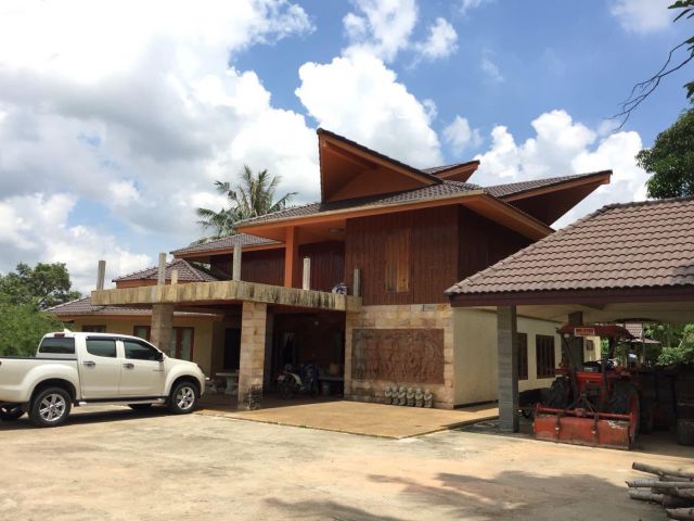 บ้านทรงไทยประยุกต์ 1 ห้องนอนใหญ่ 4 ห้องนอนเล็ก 5 ห้องน้ำ เนื้อที่ 5 ไร่