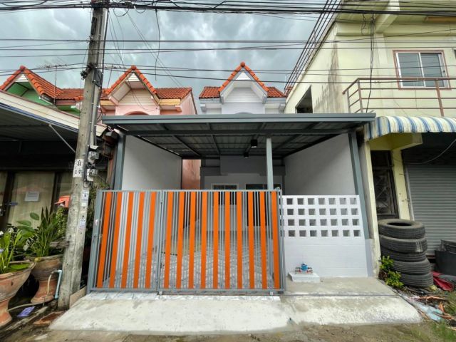 ทาวน์เฮ้าส์  2 ชั้น #หมู่บ้านอมรทรัพย์ มีระเบียงด้านหน้า ต่อเติมโรงรถเรียบร้อย พร้อมเข้าอยู่ ทำเลหนองจอก