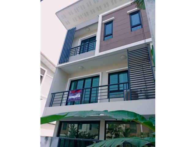 ให้เช่า บ้านทาวน์โฮม 3 ชั้น ม. เดอะโมส ( บ้านหลังริม )
