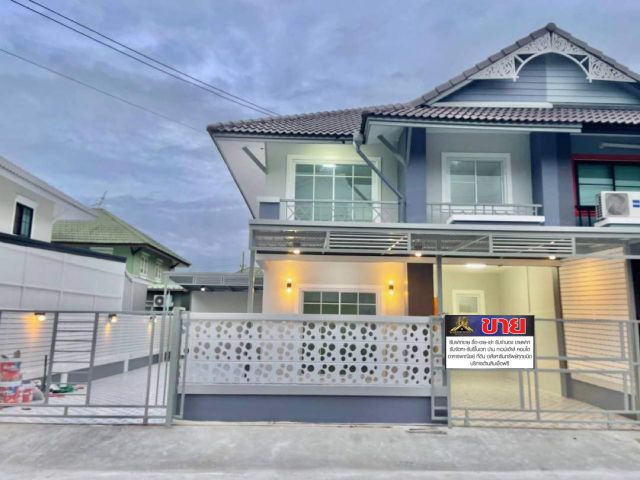 บ้านแฝด 2 ชั้นด้านหน้ามีระเบียง #หมู่บ้านพฤกษา14A รอบบ้านปูกระเบื้องทั้งหมด สามารถจอดรถได้ทั้ง 2 ฝั่งประมาณ 3 คัน