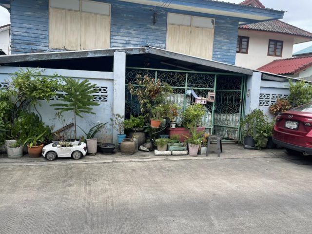 ขายที่ดินแถมบ้าน ซอยนาคนิวาส24 ตรว. แขวงลาดพร้าว เขตลาดพร้าว กรุงเทพมหานคร