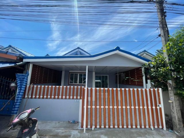 ขายบ้านเดี่ยวชั้นเดียว #หมู่บ้านอมรทรัพย์ ซ.2 (ต้นซอย) บ้านสวยพร้อมอยู่ ต่อเติมโรงจอดรถหน้าบ้าน ปูกระเบื้องใหม่ทั้งหลัง